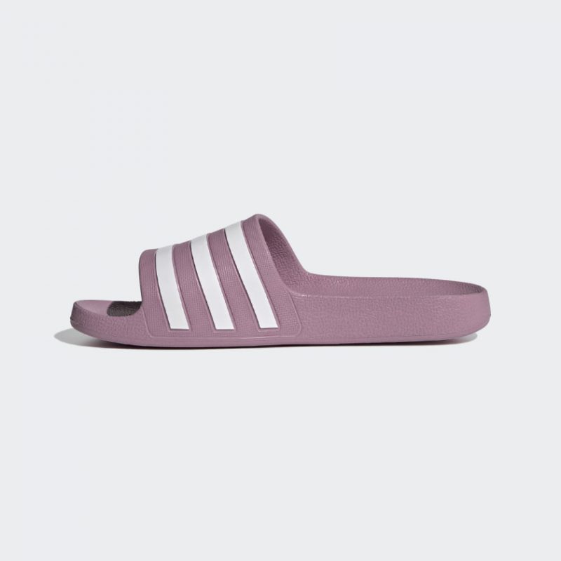 Adidas รองเท้าแตะ Adilette Aqua Slides | Cherry Metallic/Cloud White/Cherry Metallic ( FY8107 ) - Image 4