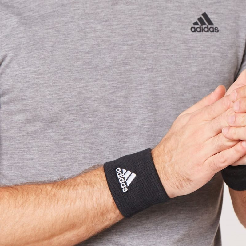 Adidas ปลอกรัดข้อมือเทนนิสแบบสั้น Tennis Wristband Small | Black/White ( CF6280 ) - Image 10