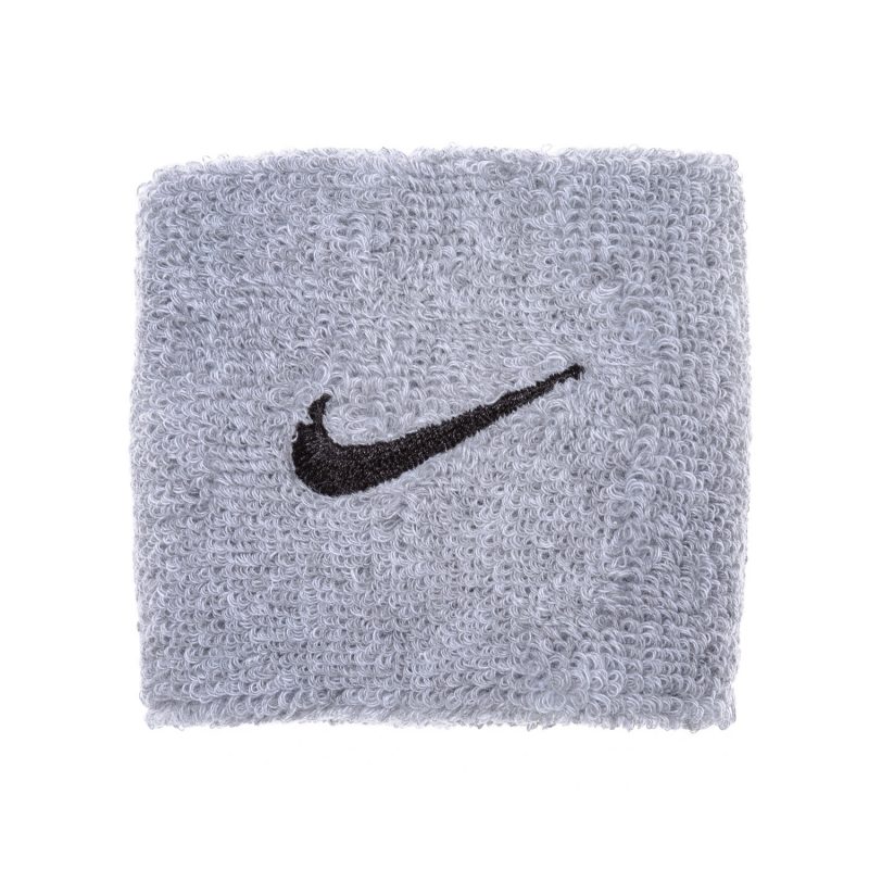 Nike ปลอกรัดข้อมือเทนนิสแบบสั้น Swoosh Wristbands | Grey/Black ( N.NN.04.051 ) - Image 13