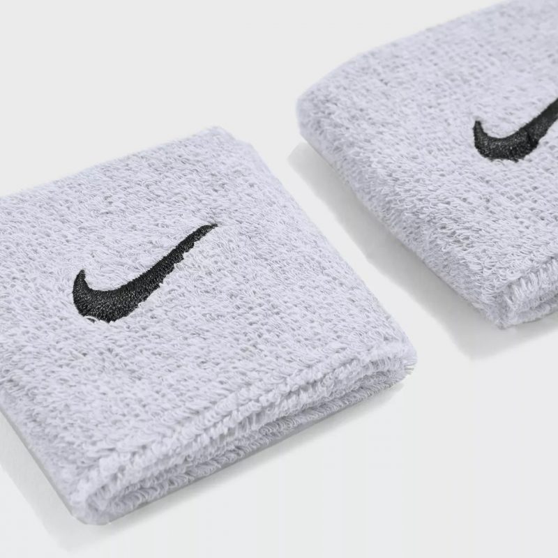 Nike ปลอกรัดข้อมือเทนนิสแบบสั้น Swoosh Wristbands | Grey/Black ( N.NN.04.051 ) - Image 17