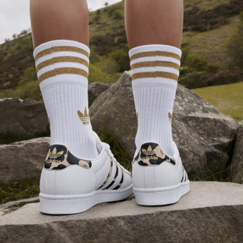 Adidas รองเท้าผ้าใบผู้หญิง Marimekko Superstar | Cloud White/Core Black/Gold Metallic ( H04076 ) - Image 10