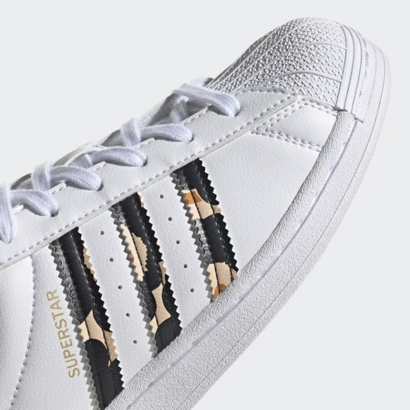 Adidas รองเท้าผ้าใบผู้หญิง Marimekko Superstar | Cloud White/Core Black/Gold Metallic ( H04076 ) - Image 8