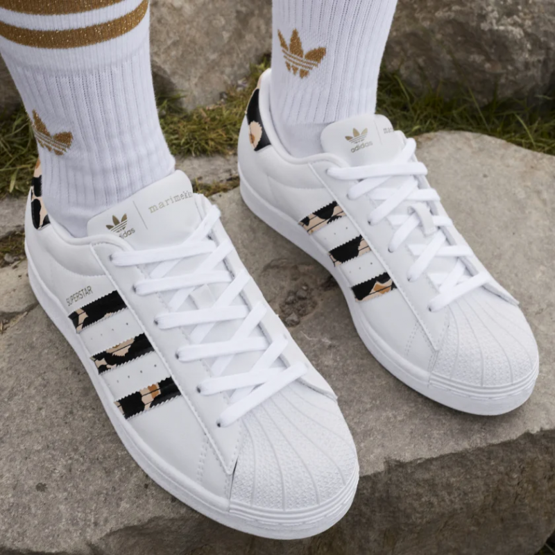 Adidas รองเท้าผ้าใบผู้หญิง Marimekko Superstar | Cloud White/Core Black/Gold Metallic ( H04076 ) - Image 9