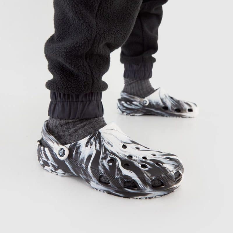 Crocs รองเท้าแตะ Classic Marbled Clog | White/Black ( 206867-103 ) - Image 9