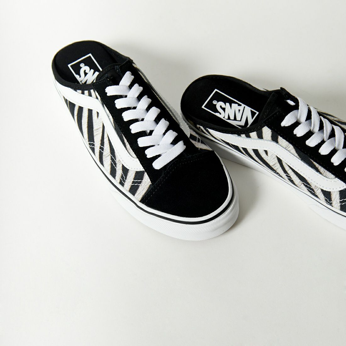 Vans รองเท้าผ้าใบ Style 36 Mule Zebra | Black ( VN0A7Q5YZBR