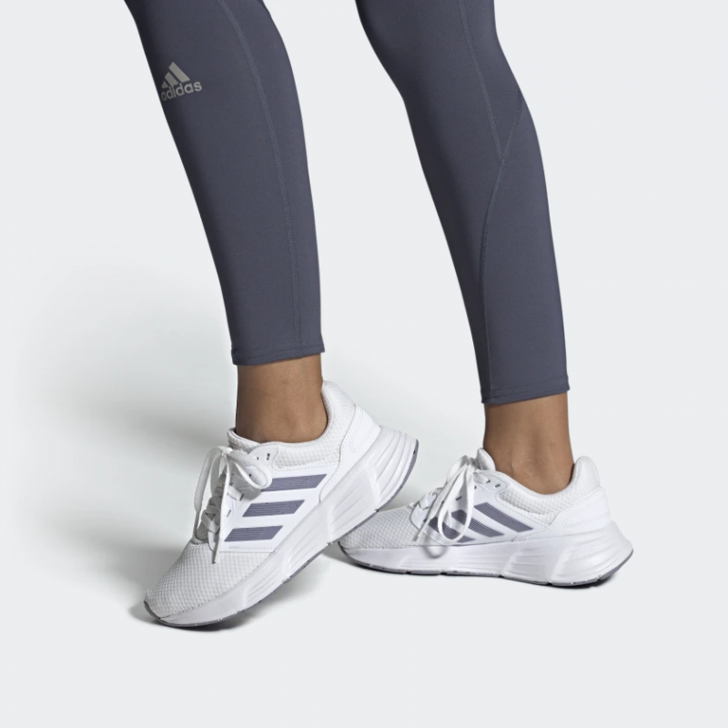 Adidas รองเท้าวิ่งผู้หญิง Galaxy 6 | Cloud White/Silver Violet/Core Black ( HP2403 ) - Image 10