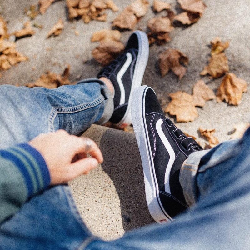 Vans รองเท้าผ้าใบ Old Skool V Suede Canvas | Black/True White ( VN0A3D29OIU ) - Image 13