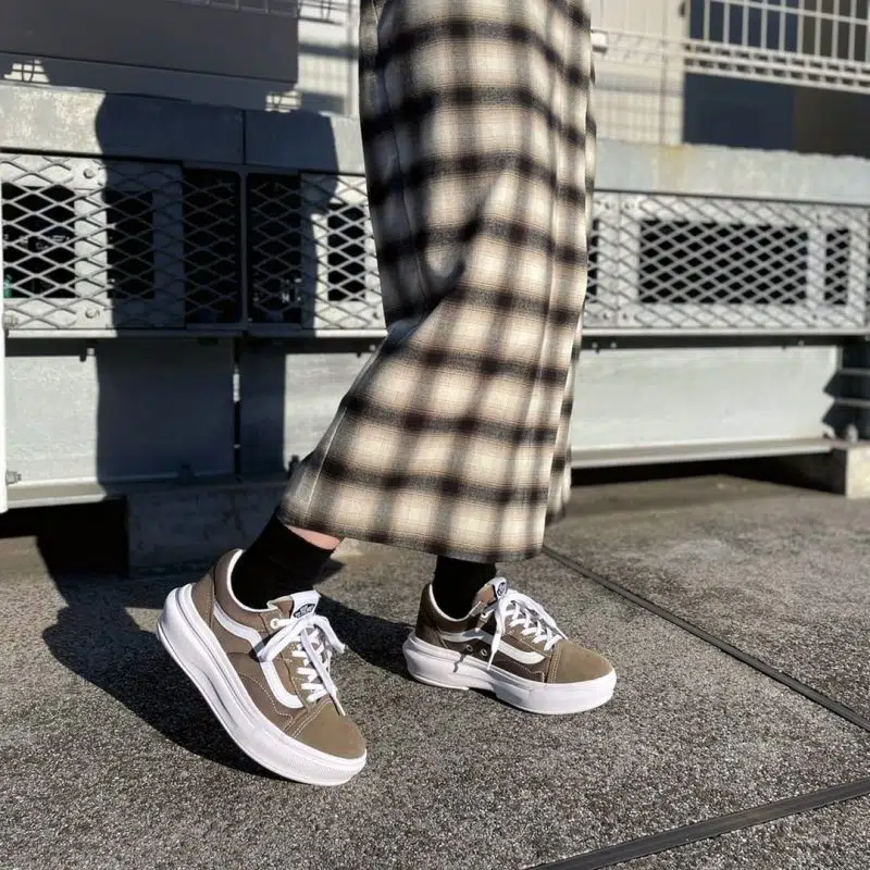 Vans รองเท้าผ้าใบ Old Skool Overt ComfyCush | Walnut ( VN0A7Q5E1NU