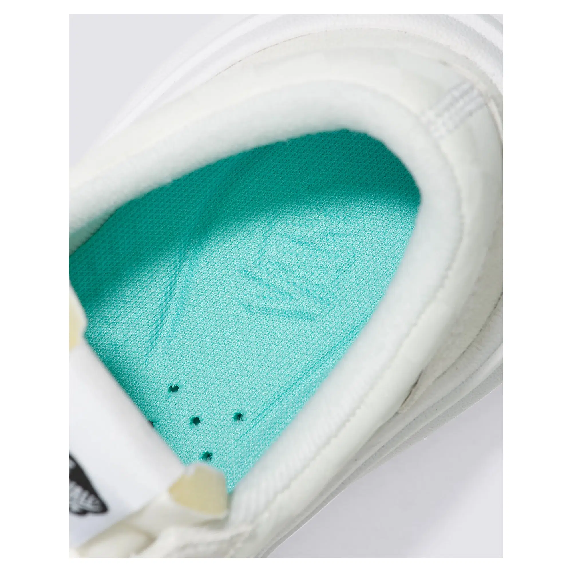 Vans รองเท้าผ้าใบ Old Skool Overt ComfyCush Checkerboard | White/Checkerboard ( VN0A7Q5ETDC ) - Image 14