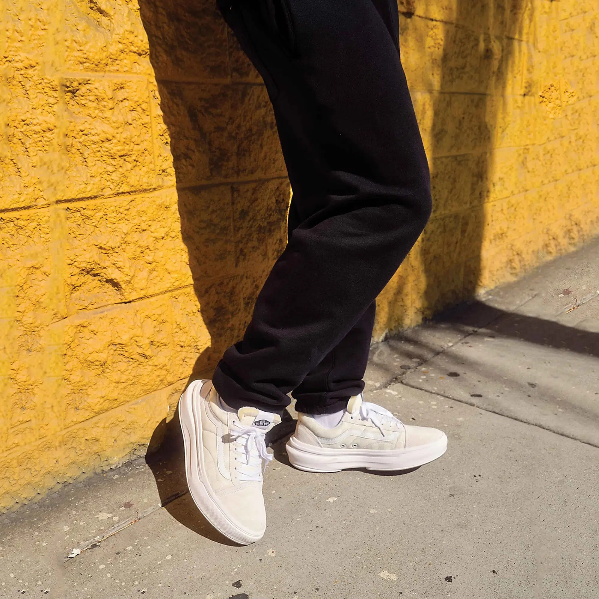 Vans รองเท้าผ้าใบ Old Skool Overt ComfyCush Checkerboard | White/Checkerboard ( VN0A7Q5ETDC ) - Image 15