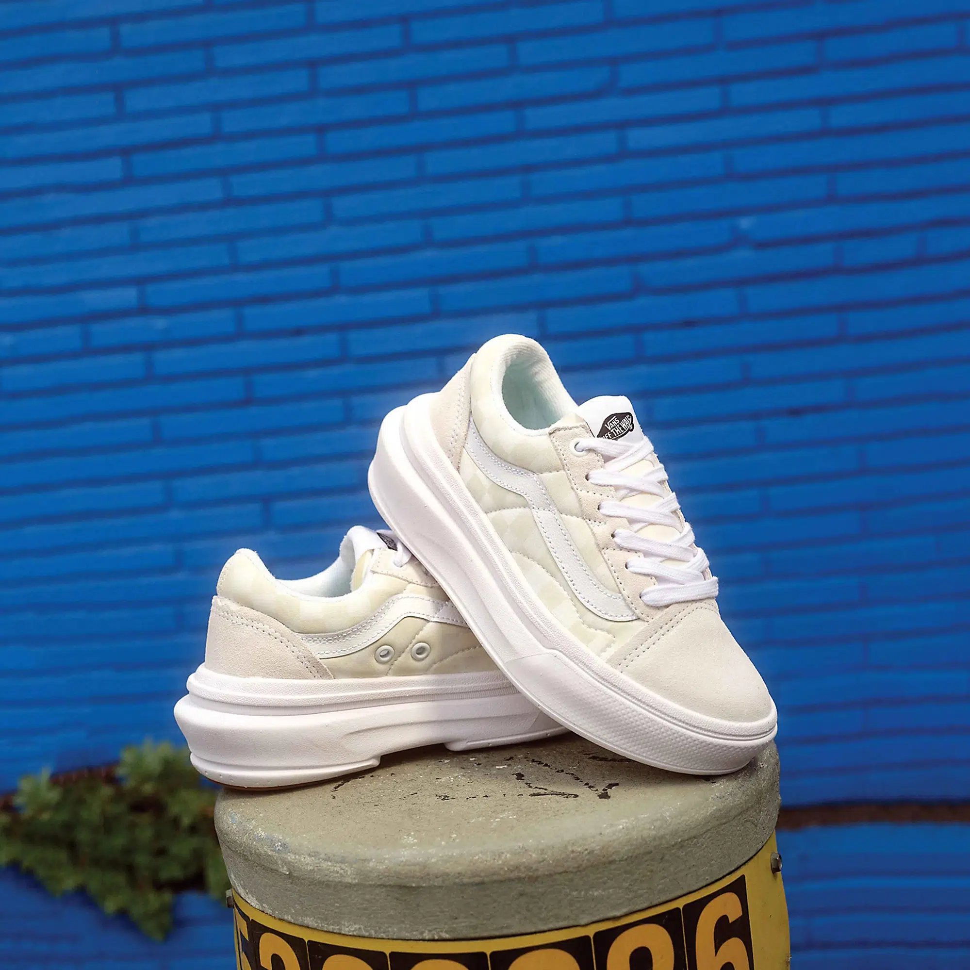 Vans รองเท้าผ้าใบ Old Skool Overt ComfyCush Checkerboard | White/Checkerboard ( VN0A7Q5ETDC ) - Image 16