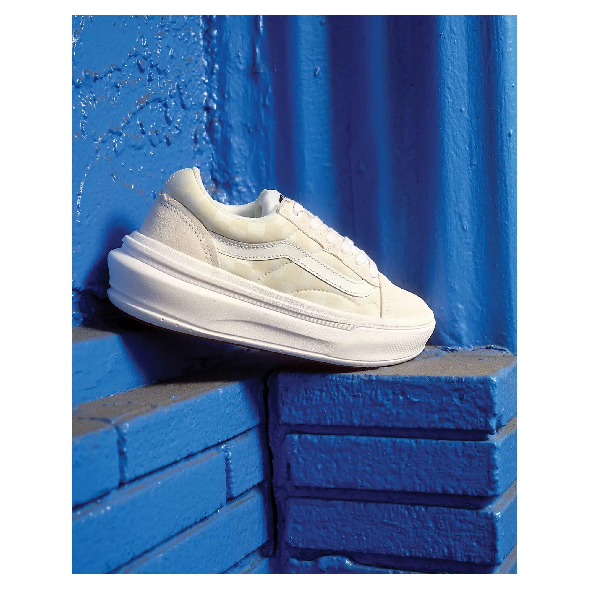 Vans รองเท้าผ้าใบ Old Skool Overt ComfyCush Checkerboard | White/Checkerboard ( VN0A7Q5ETDC ) - Image 17