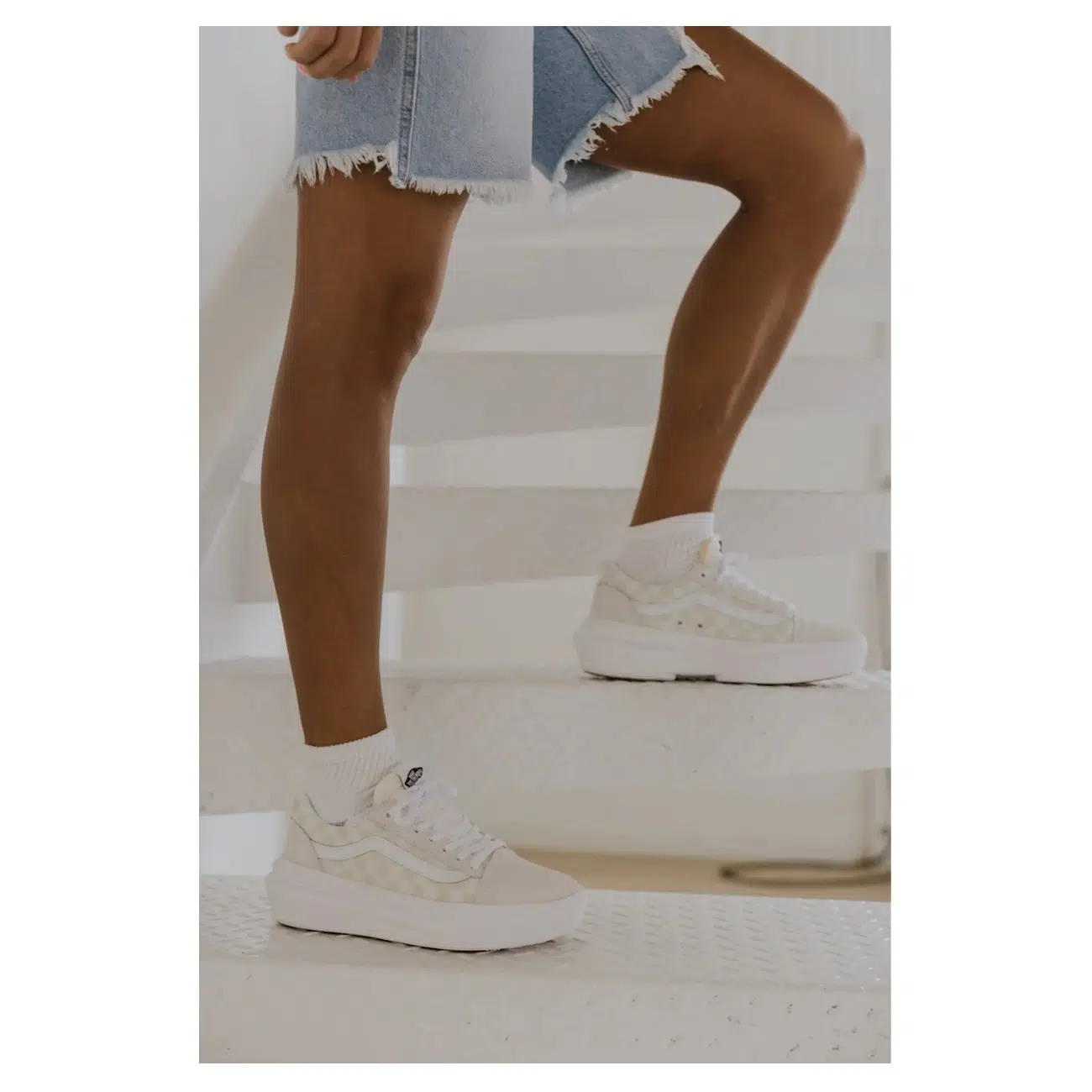 Vans รองเท้าผ้าใบ Old Skool Overt ComfyCush Checkerboard | White/Checkerboard ( VN0A7Q5ETDC ) - Image 21