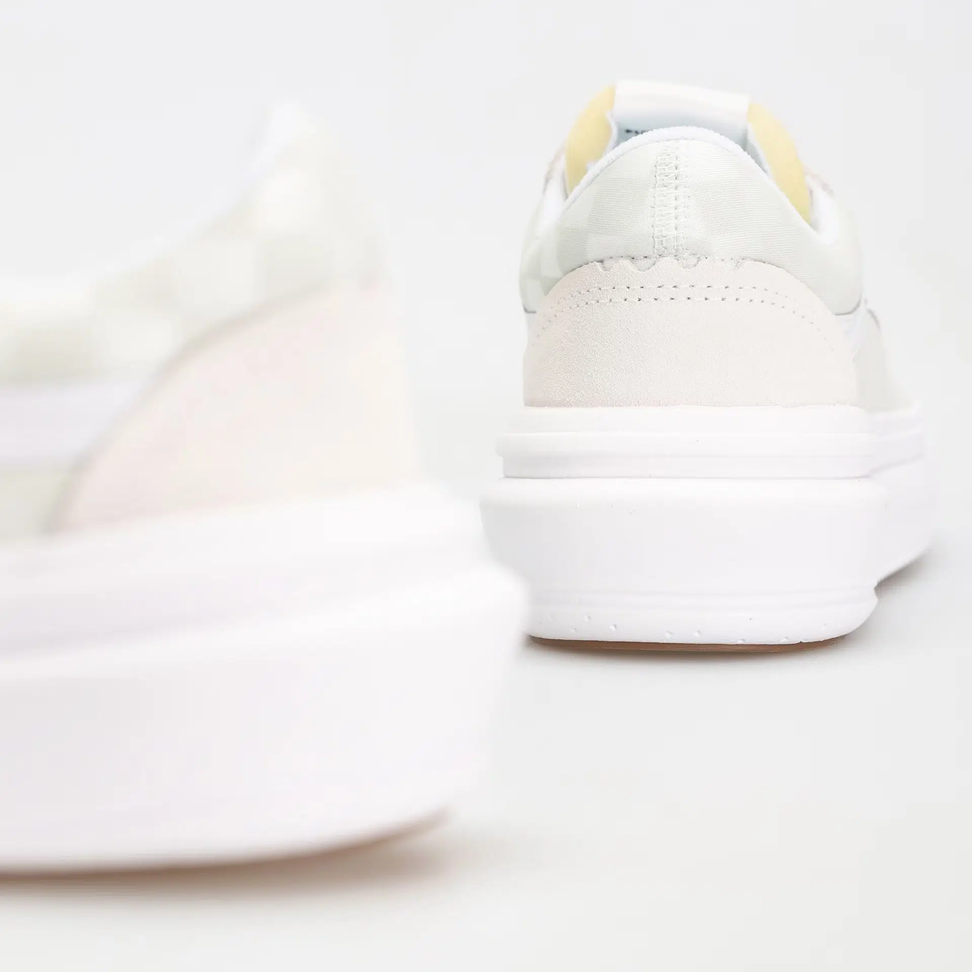 Vans รองเท้าผ้าใบ Old Skool Overt ComfyCush Checkerboard | White/Checkerboard ( VN0A7Q5ETDC ) - Image 31