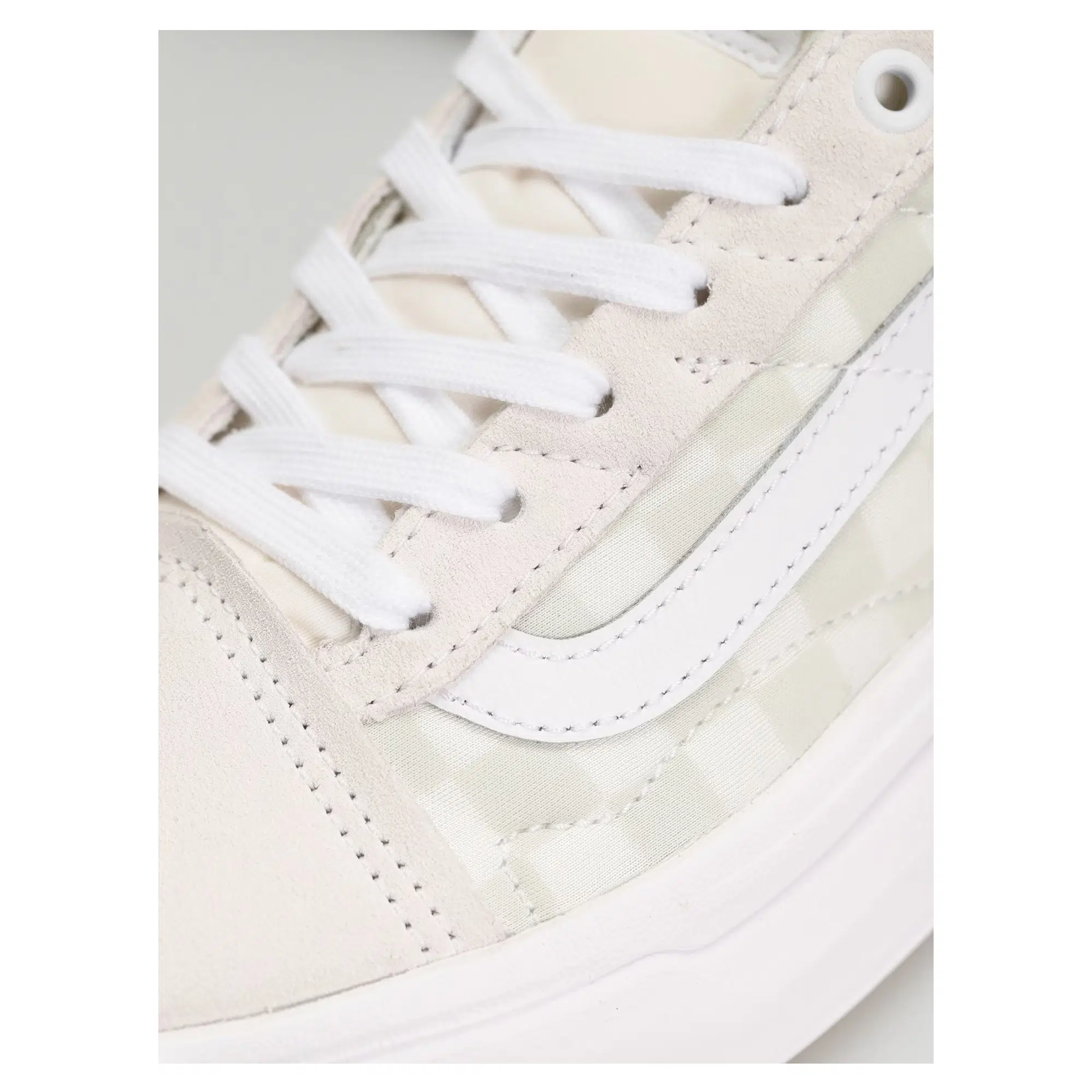 Vans รองเท้าผ้าใบ Old Skool Overt ComfyCush Checkerboard | White/Checkerboard ( VN0A7Q5ETDC ) - Image 33