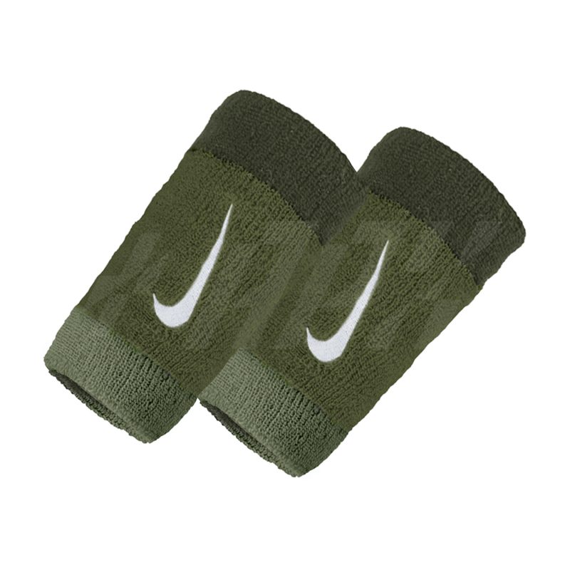 Nike ปลอกรัดข้อมือเทนนิสแบบยาว Swoosh Doublewide Wristbands 2-Pack | Oil Green/Medium Olive/Cargo Khaki ( N.000.1586.314 )