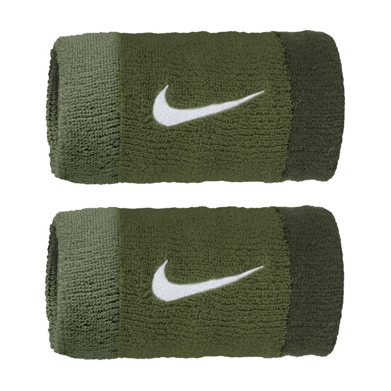 Nike ปลอกรัดข้อมือเทนนิสแบบยาว Swoosh Doublewide Wristbands 2-Pack | Oil Green/Medium Olive/Cargo Khaki ( N.000.1586.314 ) - Image 3