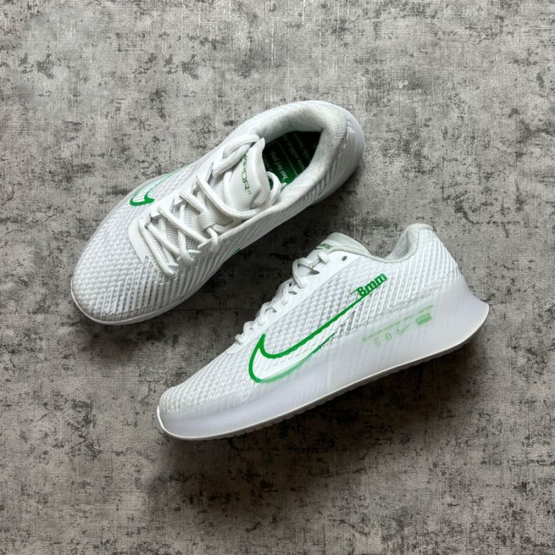 Nike รองเท้าเทนนิสผู้ชาย Zoom Vapor 11 HC | White/Kelly Green ( DR6966-102 ) - Image 12
