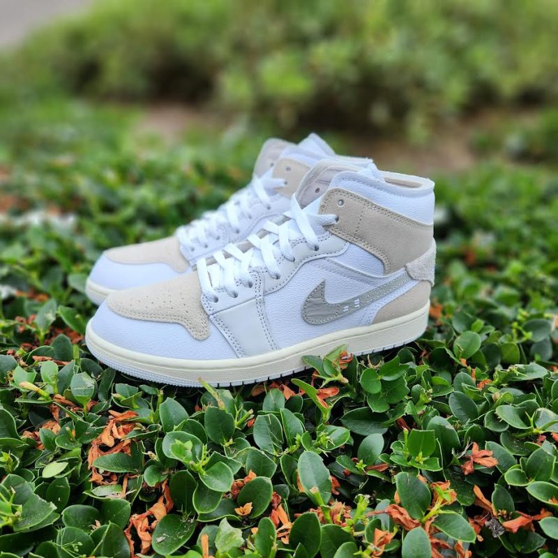 Nike รองเท้าผ้าใบผู้ชาย Air Jordan 1 Mid SE Craft | White/Tech Grey/Sail/Light Orewood Brown ( DM9652-120 ) - Image 11