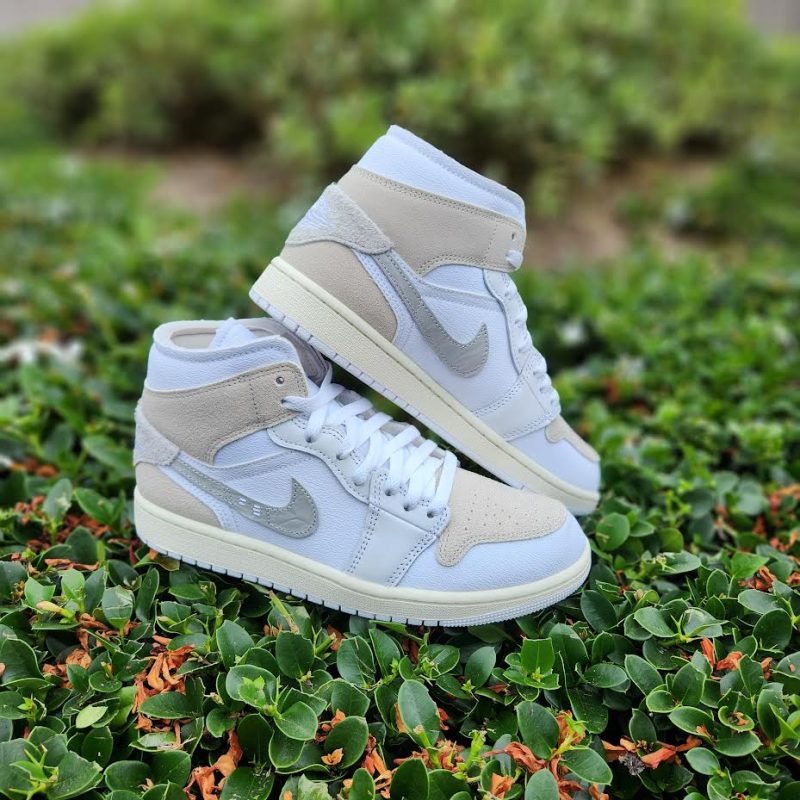 Nike รองเท้าผ้าใบผู้ชาย Air Jordan 1 Mid SE Craft | White/Tech Grey/Sail/Light Orewood Brown ( DM9652-120 ) - Image 12