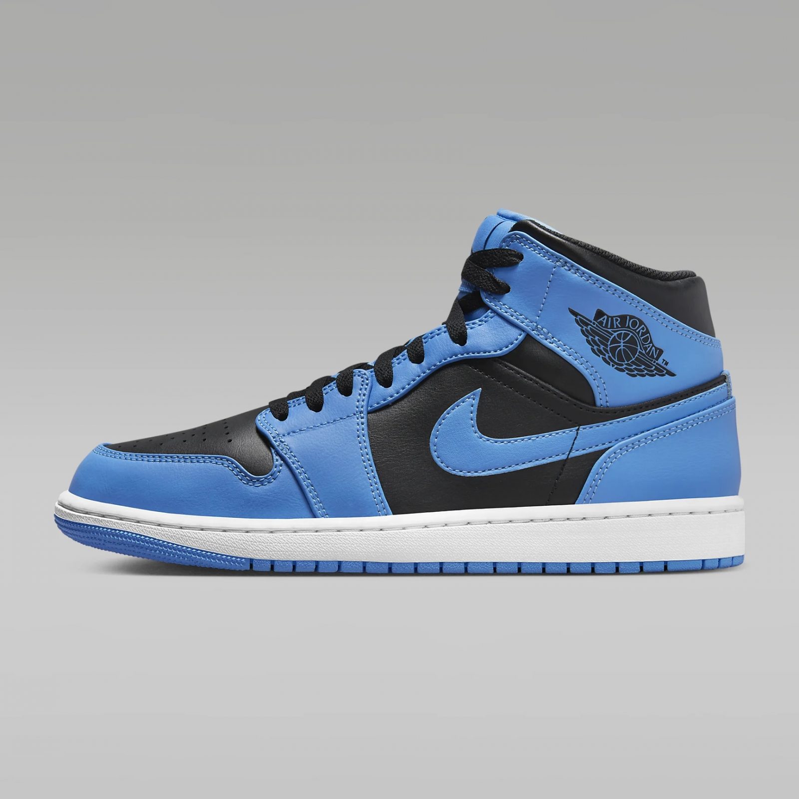 Nike รองเท้าผ้าใบผู้ชาย Air Jordan 1 Mid University Blueblackwhite Dq8426 401 Apx 9400