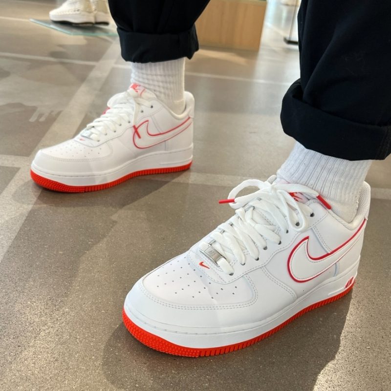 Nike รองเท้าผ้าใบผู้ชาย Air Force 1 '07 | White/Picante Red/White ( DV0788-102 ) - Image 13