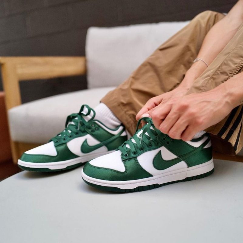 Nike รองเท้าผ้าใบผู้หญิง Dunk Low | White/Team Green ( DX5931-100 ) - Image 13