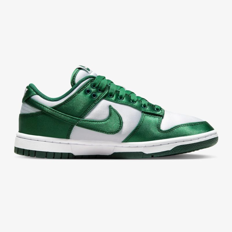 Nike รองเท้าผ้าใบผู้หญิง Dunk Low | White/Team Green ( DX5931-100 ) - Image 3