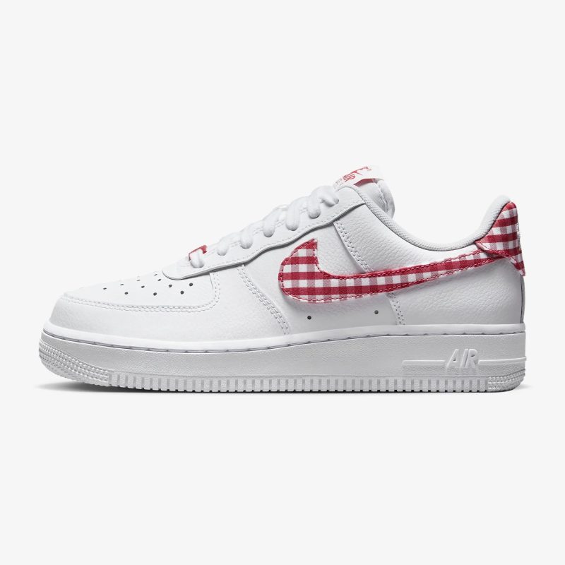 Nike รองเท้าผ้าใบผู้หญิง Air Force 1 '07 | White/Mystic Red ( DZ2784-101 )