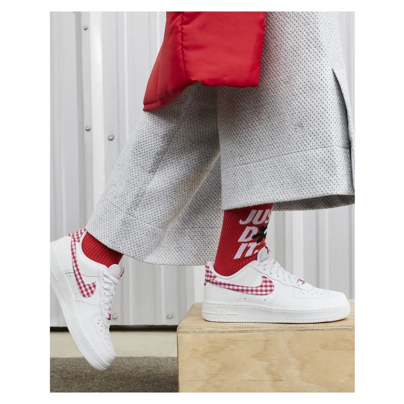 Nike รองเท้าผ้าใบผู้หญิง Air Force 1 '07 | White/Mystic Red ( DZ2784-101 ) - Image 10