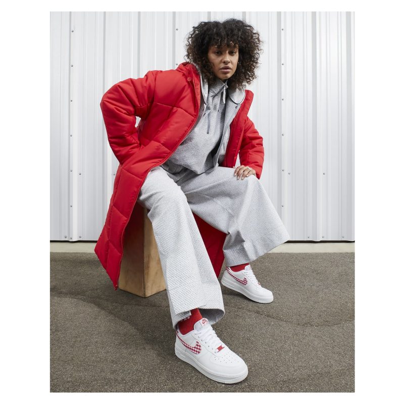 Nike รองเท้าผ้าใบผู้หญิง Air Force 1 '07 | White/Mystic Red ( DZ2784-101 ) - Image 11