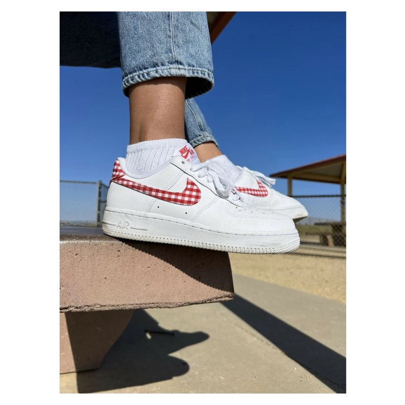Nike รองเท้าผ้าใบผู้หญิง Air Force 1 '07 | White/Mystic Red ( DZ2784-101 ) - Image 12