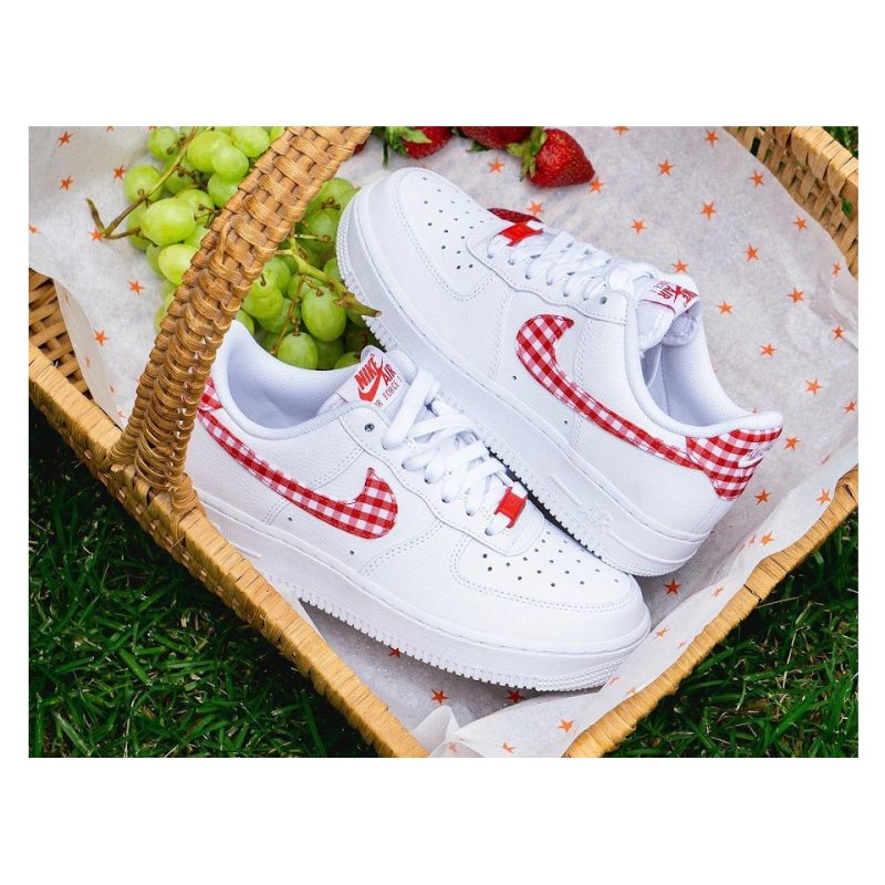 Nike รองเท้าผ้าใบผู้หญิง Air Force 1 '07 | White/Mystic Red ( DZ2784-101 ) - Image 14
