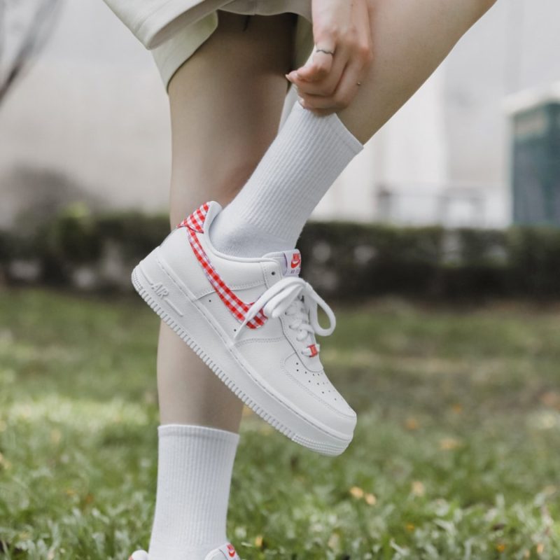Nike รองเท้าผ้าใบผู้หญิง Air Force 1 '07 | White/Mystic Red ( DZ2784-101 ) - Image 15