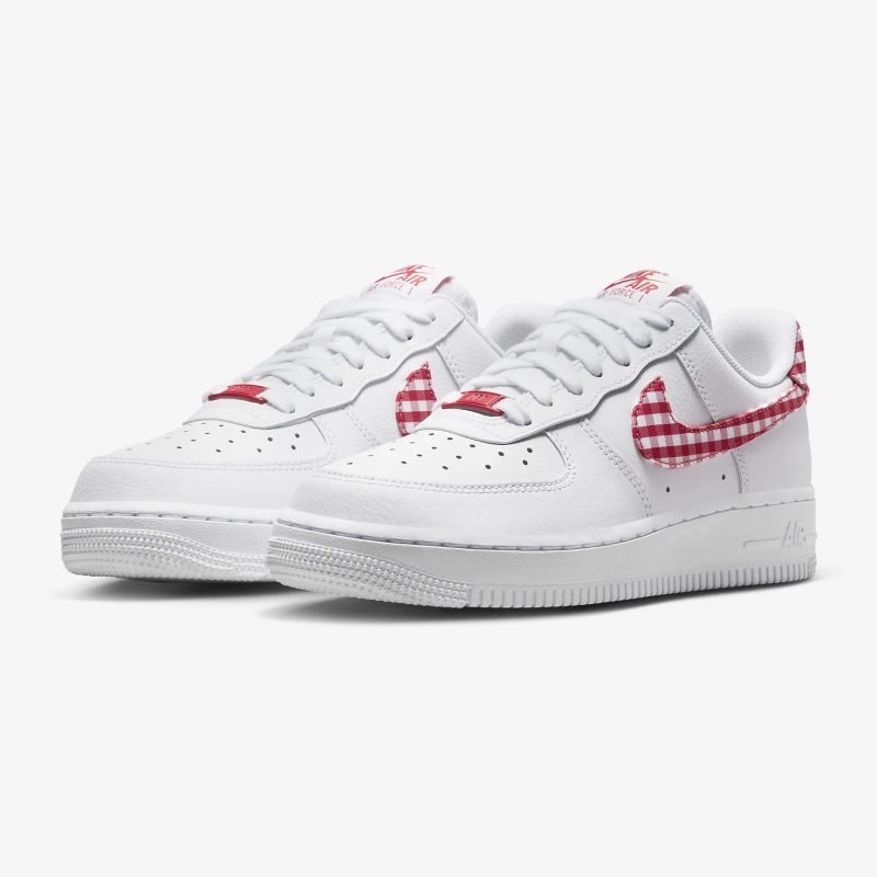 Nike รองเท้าผ้าใบผู้หญิง Air Force 1 '07 | White/Mystic Red ( DZ2784-101 ) - Image 5