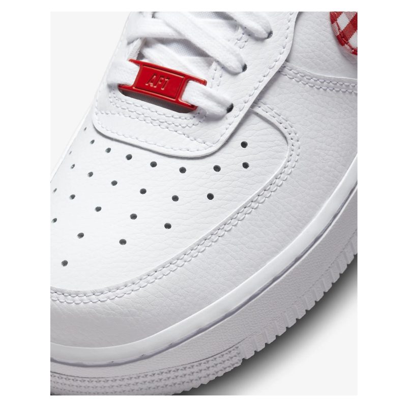 Nike รองเท้าผ้าใบผู้หญิง Air Force 1 '07 | White/Mystic Red ( DZ2784-101 ) - Image 7