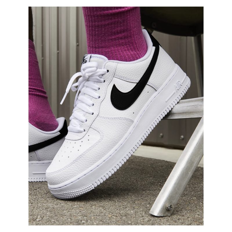 Nike รองเท้าผ้าใบผู้ชาย Air Force 1 '07 | White/Black ( CT2302-100 ) - Image 10