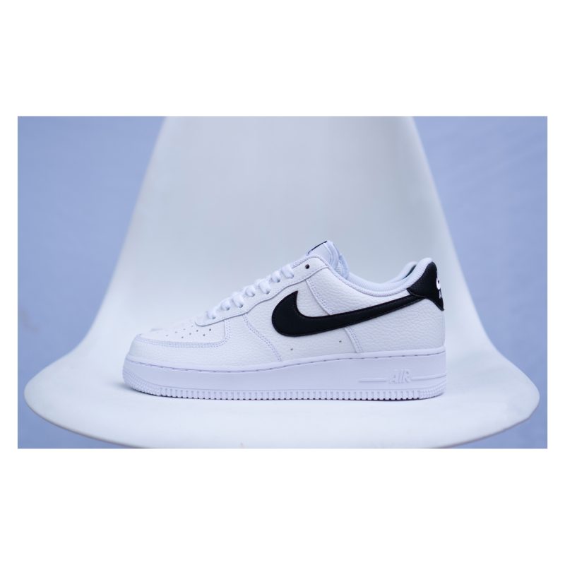 Nike รองเท้าผ้าใบผู้ชาย Air Force 1 '07 | White/Black ( CT2302-100 ) - Image 13
