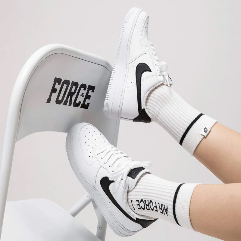 Nike รองเท้าผ้าใบผู้ชาย Air Force 1 '07 | White/Black ( CT2302-100 ) - Image 15