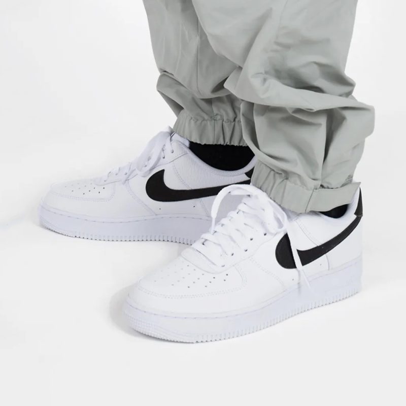 Nike รองเท้าผ้าใบผู้ชาย Air Force 1 '07 | White/Black ( CT2302-100 ) - Image 16