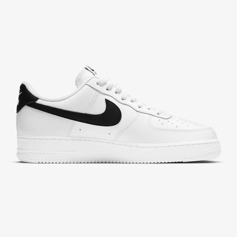 Nike รองเท้าผ้าใบผู้ชาย Air Force 1 '07 | White/Black ( CT2302-100 ) - Image 3