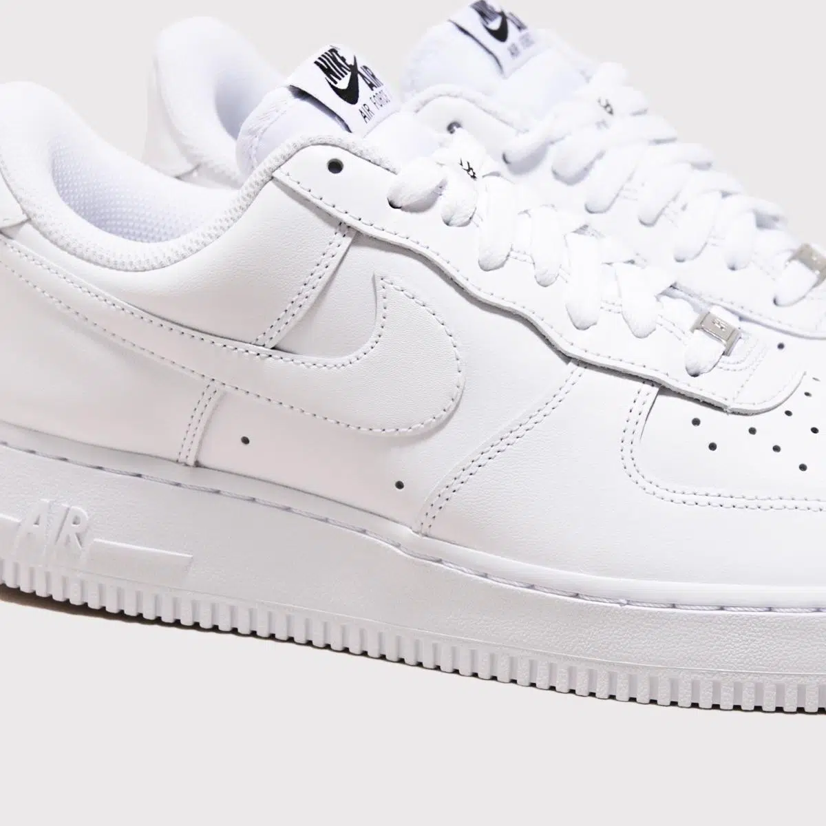 Nike รองเท้าผ้าใบผู้ชาย Air Force 1 '07 FlyEase | White/White/White ( FD1146-100 ) - Image 11