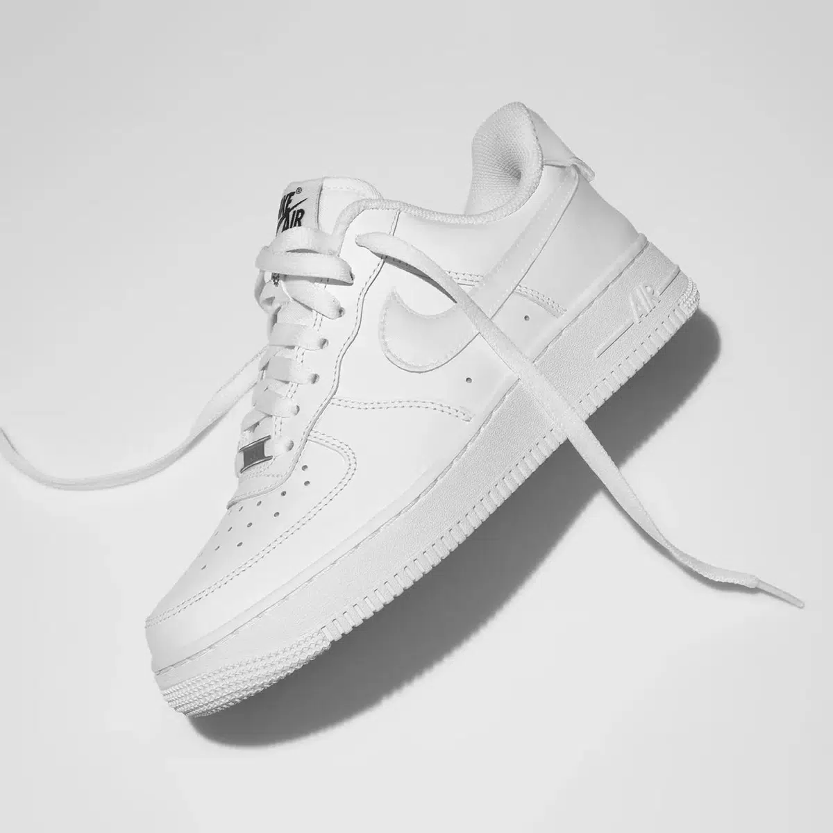 Nike รองเท้าผ้าใบผู้ชาย Air Force 1 '07 FlyEase | White/White/White ( FD1146-100 ) - Image 14