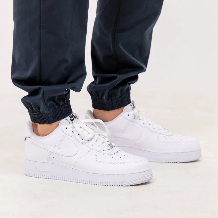 Nike รองเท้าผ้าใบผู้ชาย Air Force 1 '07 FlyEase | White/White/White ( FD1146-100 ) - Image 15