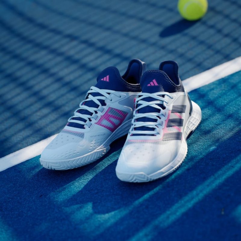 Adidas รองเท้าเทนนิสผู้ชาย Adizero Ubersonic 4.1 | Halo Blue / Dark Blue / Team Shock Pink 2 ( ID8565 ) - Image 4