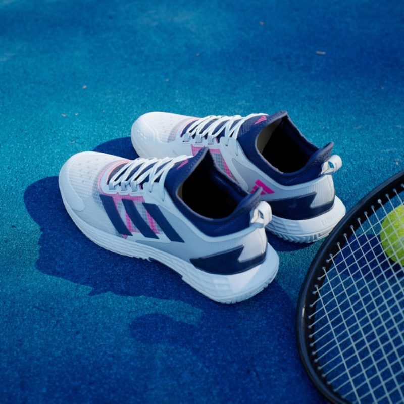 Adidas รองเท้าเทนนิสผู้ชาย Adizero Ubersonic 4.1 | Halo Blue / Dark Blue / Team Shock Pink 2 ( ID8565 ) - Image 5