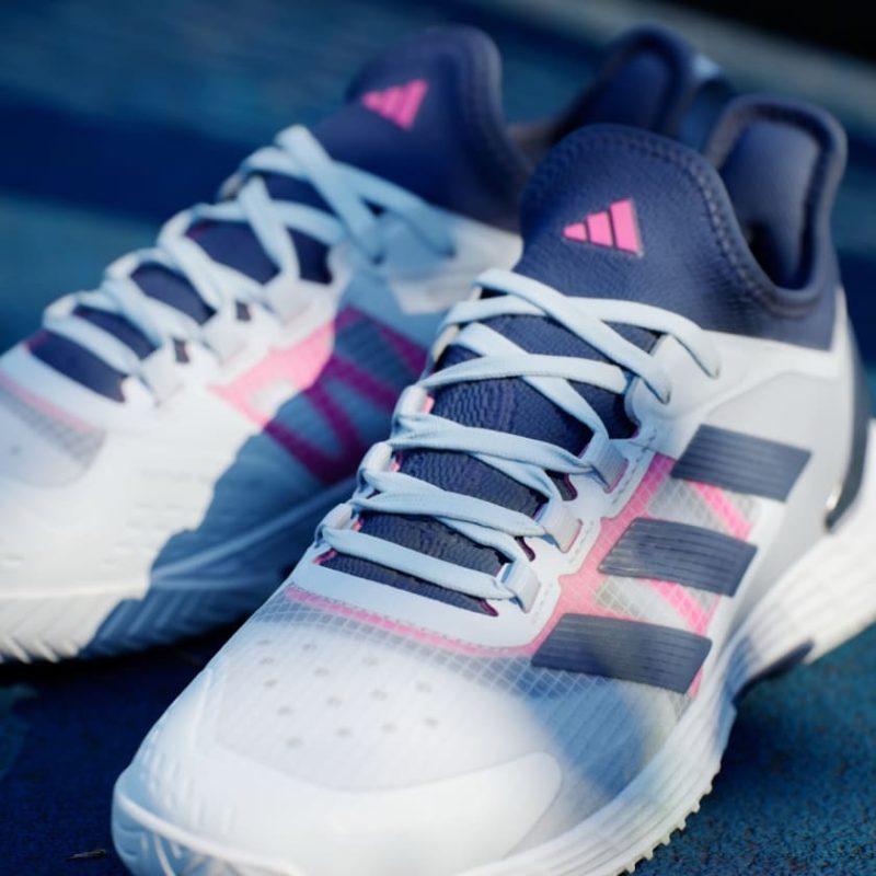 Adidas รองเท้าเทนนิสผู้ชาย Adizero Ubersonic 4.1 | Halo Blue / Dark Blue / Team Shock Pink 2 ( ID8565 ) - Image 9