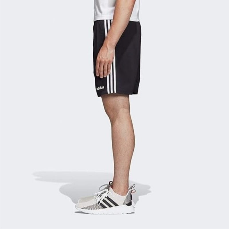 Adidas กางเกงขาสั้นผู้ชาย Essentials Chelsea 3-Stripes Shorts | Black/White ( DQ3073 ) - Image 4