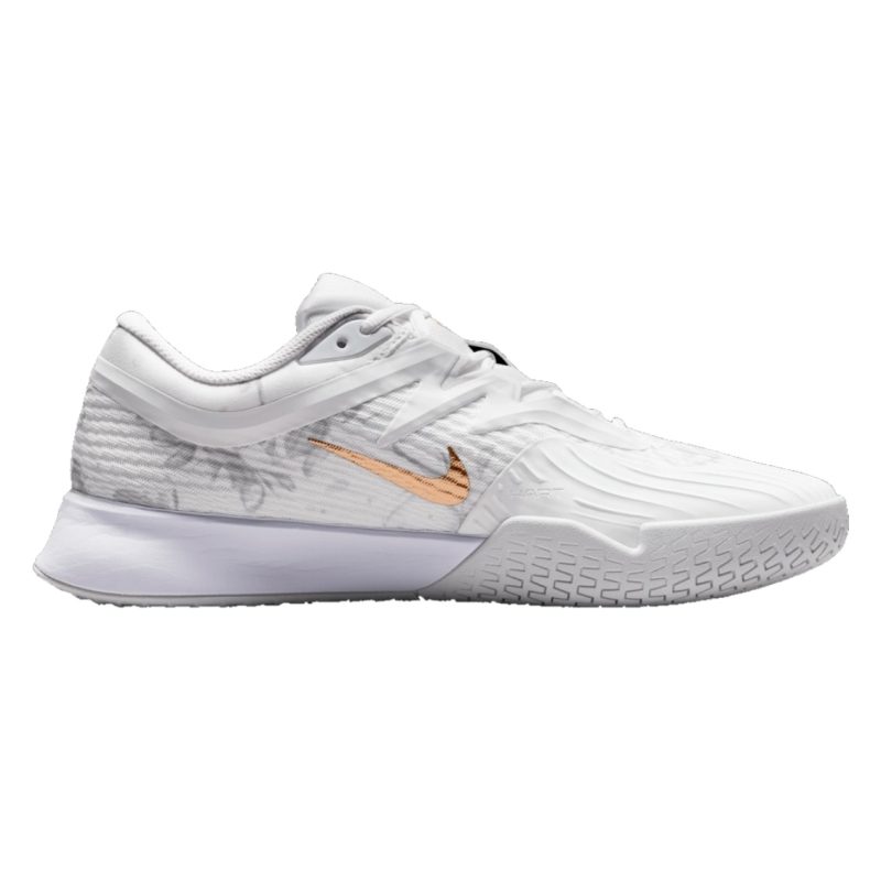 Nike รองเท้าเทนนิสผู้ชาย Vapor Pro 3 Magnolia | White/Pure Platinum/Metallic Gold ( HV1485-100 ) - Image 3