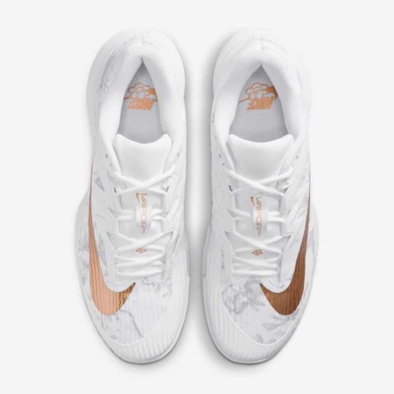 Nike รองเท้าเทนนิสผู้ชาย Vapor Pro 3 Magnolia | White/Pure Platinum/Metallic Gold ( HV1485-100 ) - Image 5